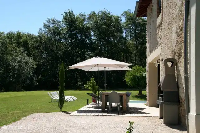 Tuintafel voor 14 personen en barbecue