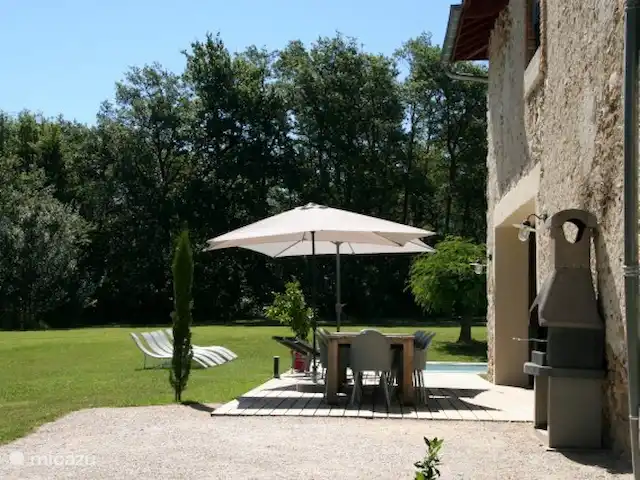 Castillo Portos en el sur de Francia en Francia, Tarn, Cahuzac - casa vacacional Mesa de jardín para 14 comensales y barbacoa