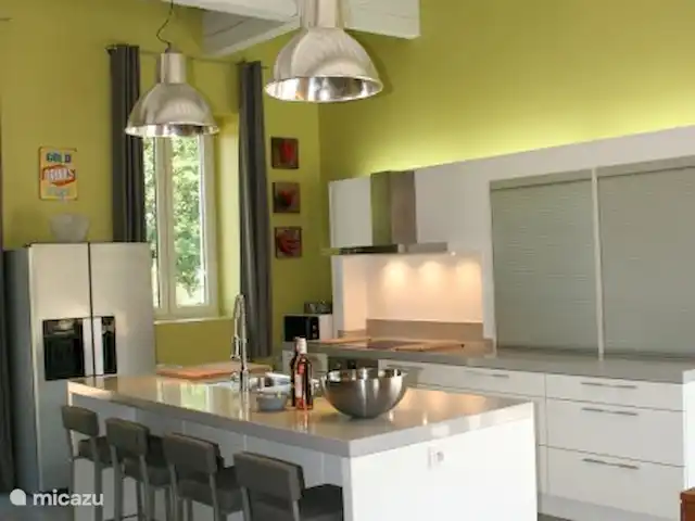 Castillo Portos en el sur de Francia en Francia, Tarn, Cahuzac - casa vacacional La cocina con encimera de piedra, nevera americana, lavavajillas, lavadora, etc. Muy bien equipada con gran cantidad de vasos, platos, cubiertos y todo tipo de electrodomésticos (cafetera, tetera, tostadora, batidora,...)