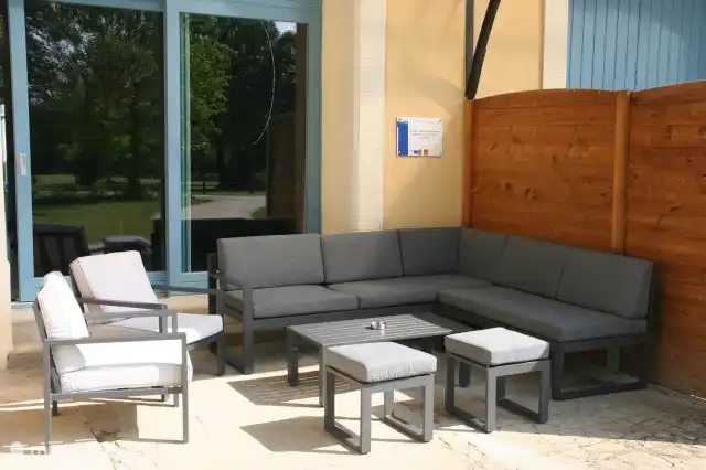 Loungeseats : gezellige apero-hoek onder afdak aan de voorzijde van de vakantiewoning met zicht op het kasteel en kasteeltuin