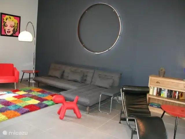 Castillo Portos en el sur de Francia en Francia, Tarn, Cahuzac - casa vacacional Segundo salón con televisión, biblioteca, juegos de mesa, mesa infantil y tronas