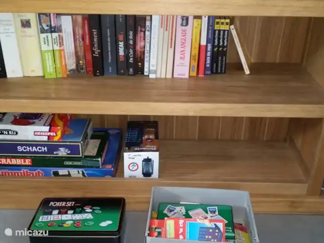 Castillo Portos en el sur de Francia en Francia, Tarn, Cahuzac - casa vacacional Biblioteca con juegos de mesa en el interior