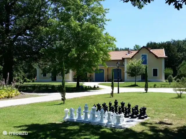 Castillo Portos en el sur de Francia en Francia, Tarn, Cahuzac - casa vacacional Un gran juego de ajedrez en el jardín.