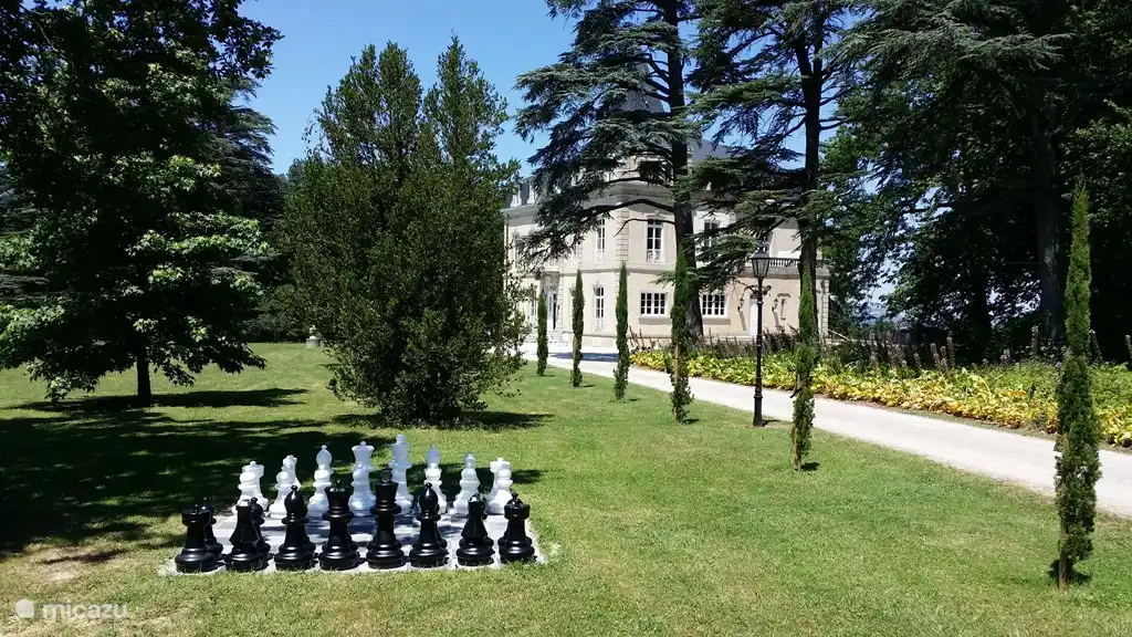 Schaken met zicht op het kasteel