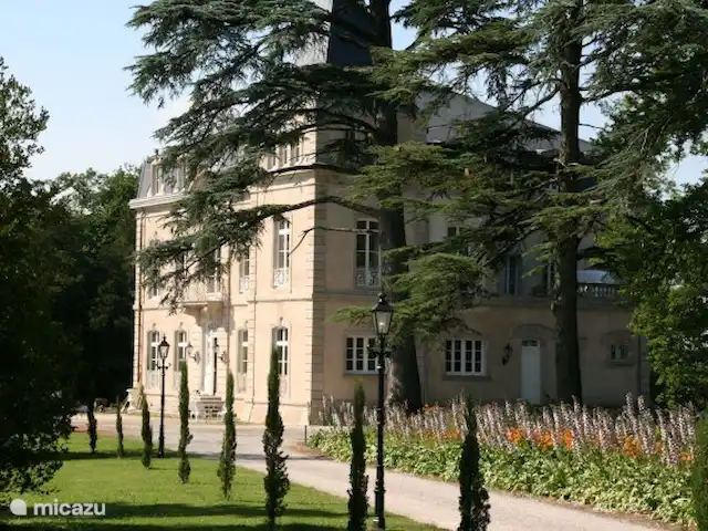 Castillo Portos en el sur de Francia en Francia, Tarn, Cahuzac - casa vacacional La casa de vacaciones se encuentra en los terrenos del castillo de Château Portos. El dominio es de 5 hectáreas y completamente cerrado. Hay rutas de senderismo por el bosque. Con un poco de suerte verás ciervos.