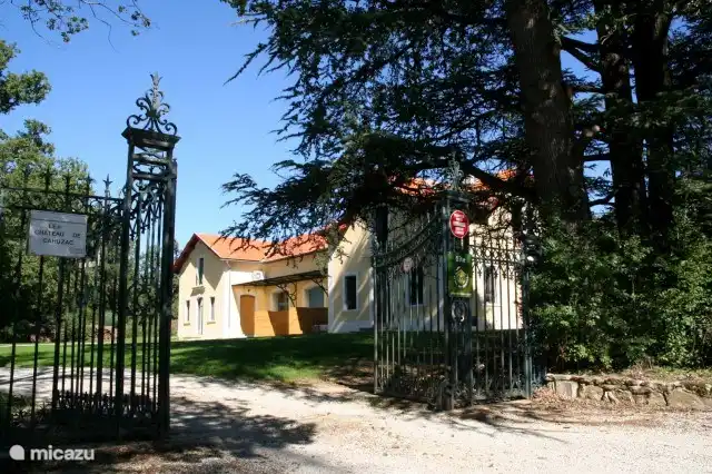 De ingangspoort (geautomatiseerd) met een afgesloten ruime parking op het kasteeldomein