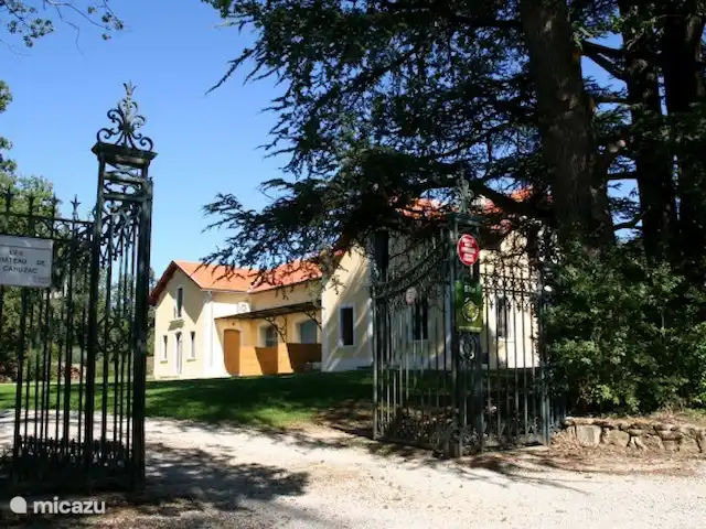 Castillo Portos en el sur de Francia en Francia, Tarn, Cahuzac - casa vacacional La puerta de entrada (automatizada) con un amplio aparcamiento cerrado en el recinto del castillo