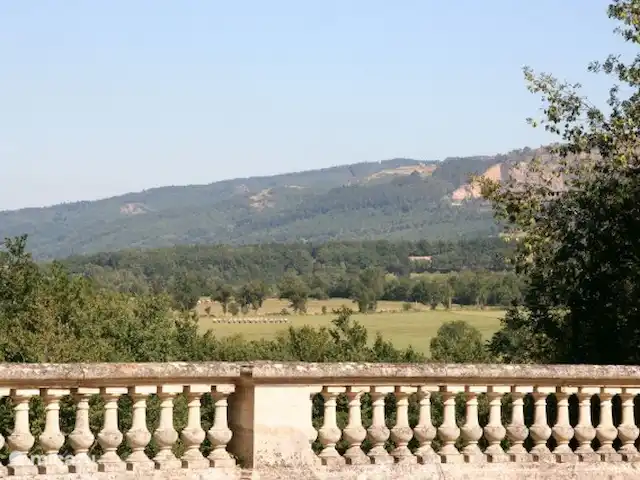 Castillo Portos en el sur de Francia en Francia, Tarn, Cahuzac - casa vacacional Vista de la Montagne Noire desde el jardín