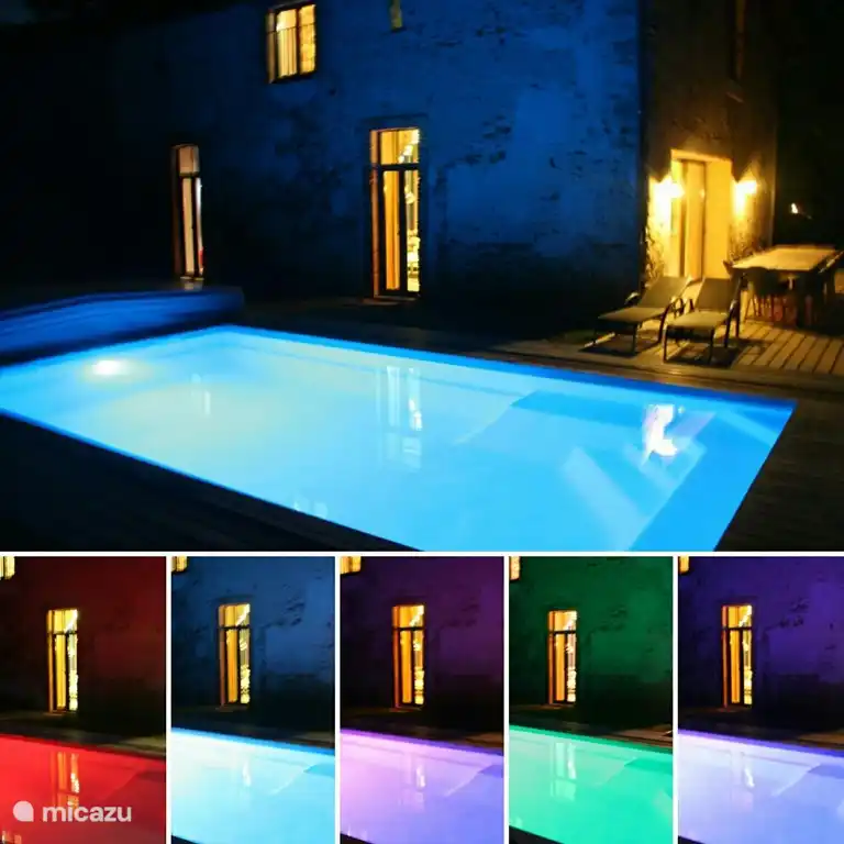 Het zwembad 's avonds met RGB-verlichting