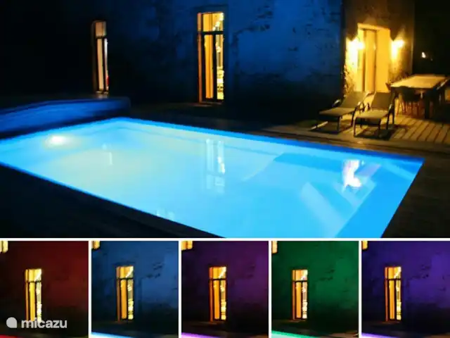 Castillo Portos en el sur de Francia en Francia, Tarn, Cahuzac - casa vacacional La piscina de noche con iluminación RGB