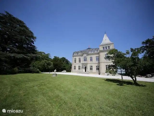 Castillo Portos en el sur de Francia en Francia, Tarn, Cahuzac - casa vacacional Frente del castillo