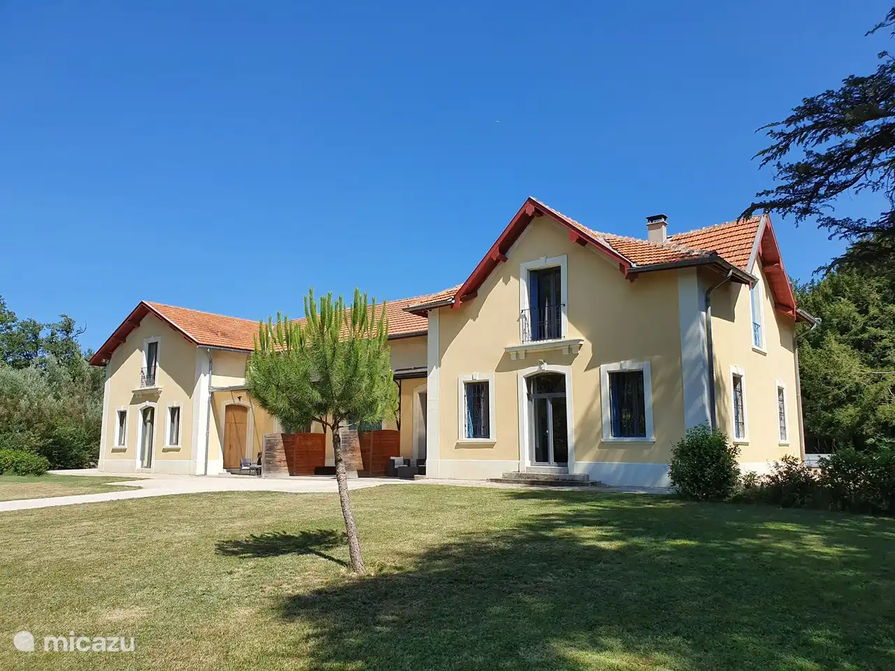 Voorzijde van het gebouw