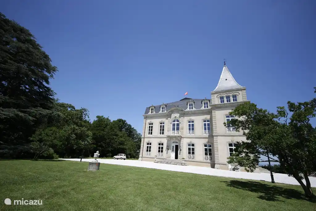 De voorzijde van het kasteel