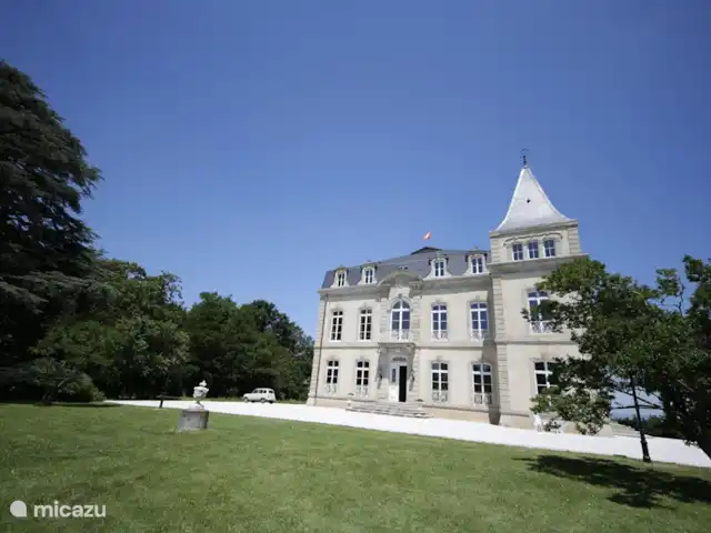 Castillo Portos en el sur de Francia en Francia, Tarn, Cahuzac - casa vacacional El frente del castillo