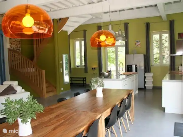 Castillo Portos en el sur de Francia en Francia, Tarn, Cahuzac - casa vacacional Salón con gran mesa de comedor para 14 personas