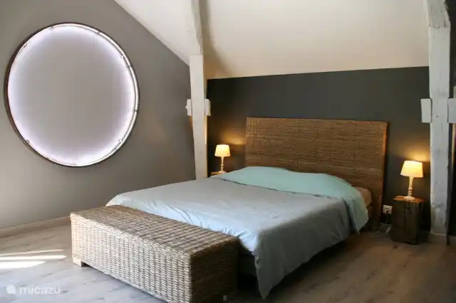 Eén van de vijf ruime slaapkamers met airco, elk met hun eigen badkamer