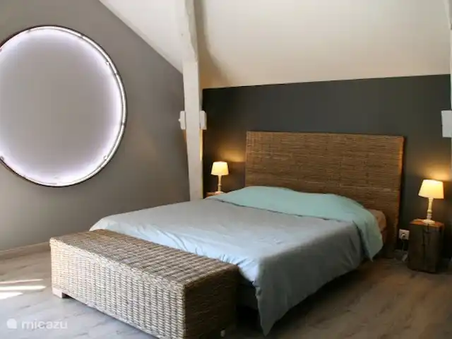 Castillo Portos en el sur de Francia en Francia, Tarn, Cahuzac - casa vacacional Una de las cinco amplias recámaras con aire acondicionado, cada una con su propio baño