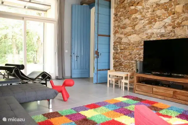 Aparte zitplaats met een grote flatscreen