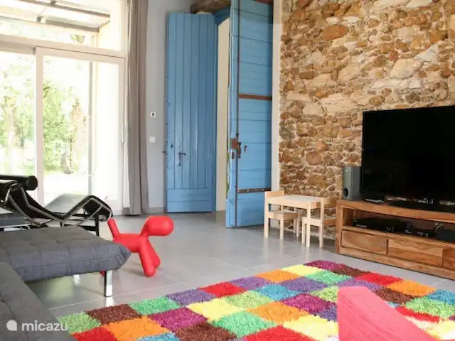 Castillo Portos en el sur de Francia en Francia, Tarn, Cahuzac - casa vacacional Sala de estar separada con una gran pantalla plana