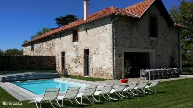 Het privatieve verwarmde zwembad met zoutelectrolyse. Kan afgesloten worden met een harde overkapping voor de kindveiligheid en warmtebehoud 's nachts.