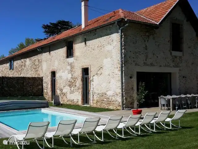 Castillo Portos en el sur de Francia en Francia, Tarn, Cahuzac - casa vacacional La piscina privativa climatizada con electrólisis salina. Se puede cerrar con una tapa dura para la seguridad de los niños y la retención del calor durante la noche.