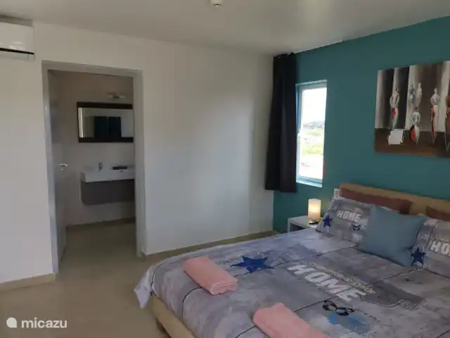 Apartamento Blue Bay con vistas al mar en Curazao, Curazao Centro, Blue Bay - apartamento dormitorio principal con entrada al baño