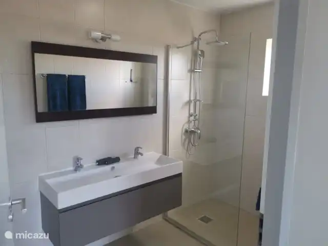 Apartamento Blue Bay con vistas al mar en Curazao, Curazao Centro, Blue Bay - apartamento cuarto de baño dormitorio principal con ducha de lluvia y aseo
