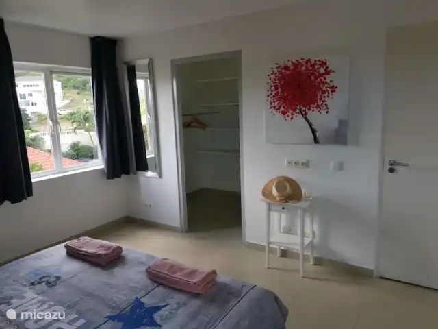 Apartamento Blue Bay con vistas al mar en Curazao, Curazao Centro, Blue Bay - apartamento dormitorio principal con vestidor