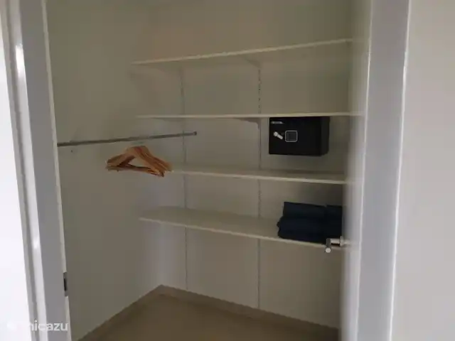Apartamento Blue Bay con vistas al mar en Curazao, Curazao Centro, Blue Bay - apartamento vestidor con caja fuerte