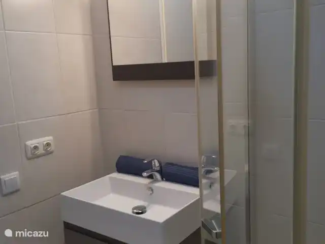 Apartamento Blue Bay con vistas al mar en Curazao, Curazao Centro, Blue Bay - apartamento baño con ducha de lluvia e inodoro en el segundo dormitorio