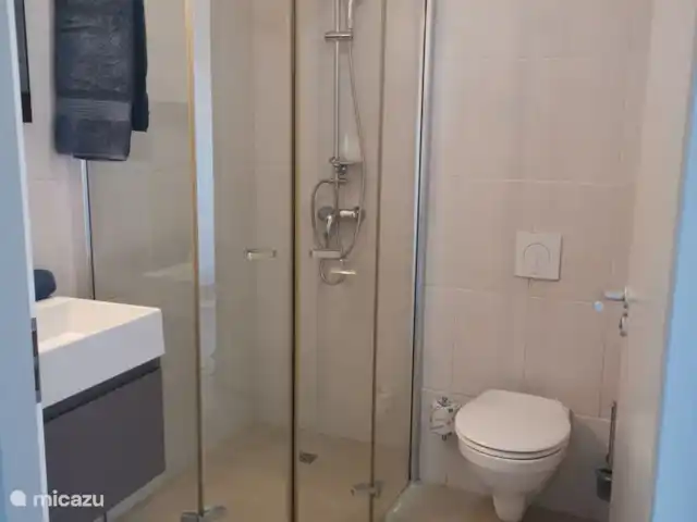 Apartamento Blue Bay con vistas al mar en Curazao, Curazao Centro, Blue Bay - apartamento baño con ducha de lluvia e inodoro en el segundo dormitorio