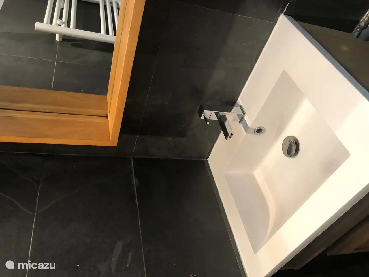 De badkamer is klein maar prima te doen. Douche en wastafel