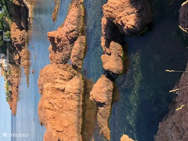 Kiezel strandje recht voor de deur! Een waar snorkelparadijs.