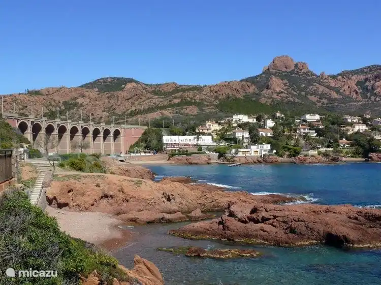 Kiezel strandje op loopafstand van het zand strand bij het viaduct van Anthéor