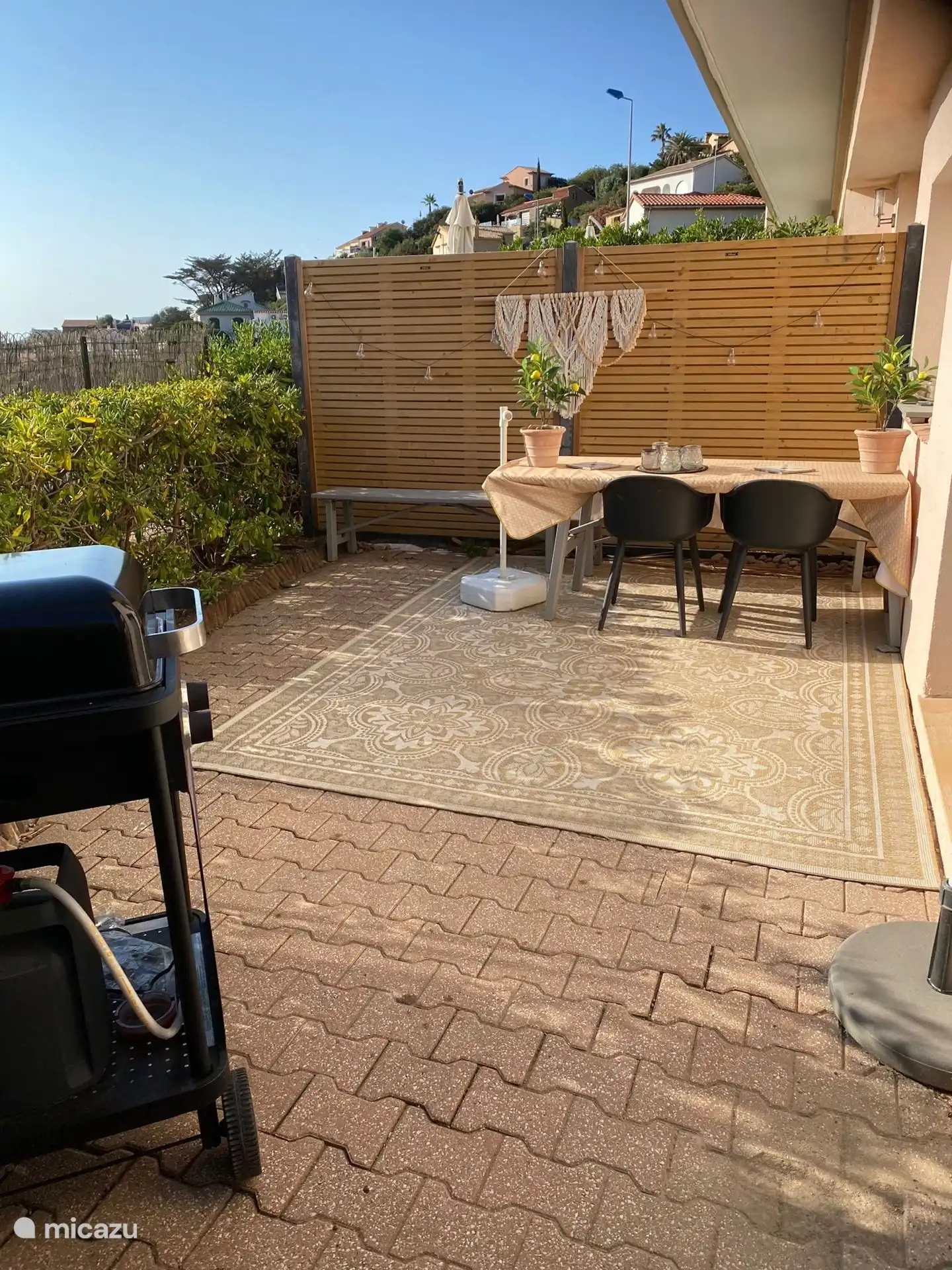 Het tuintje aan de weg met uitzicht op zee