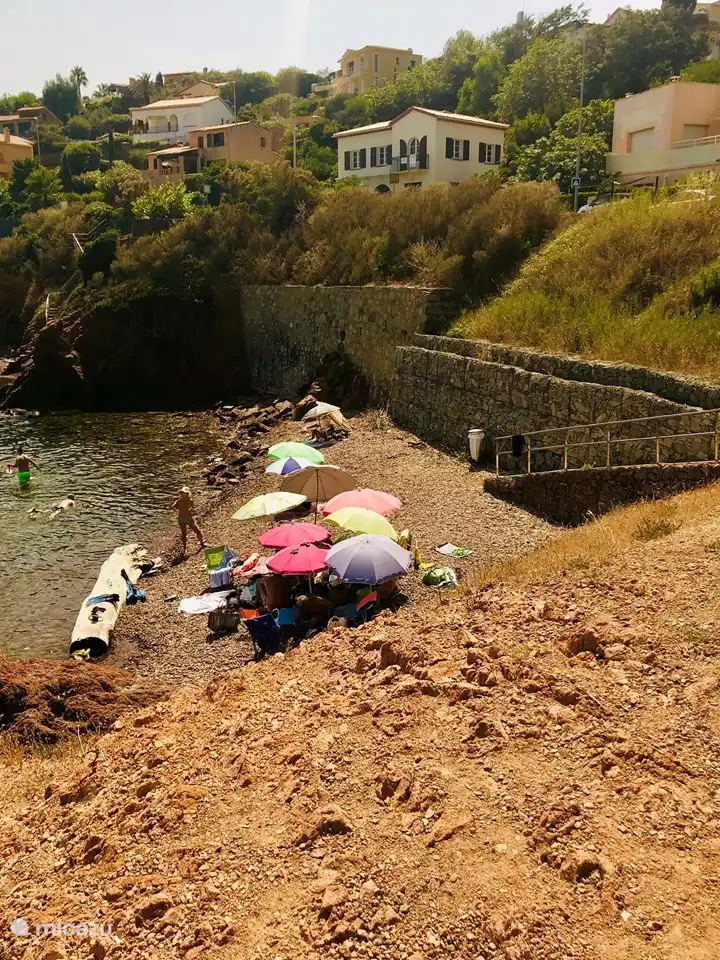 Kiezelstrandje voor de deur
