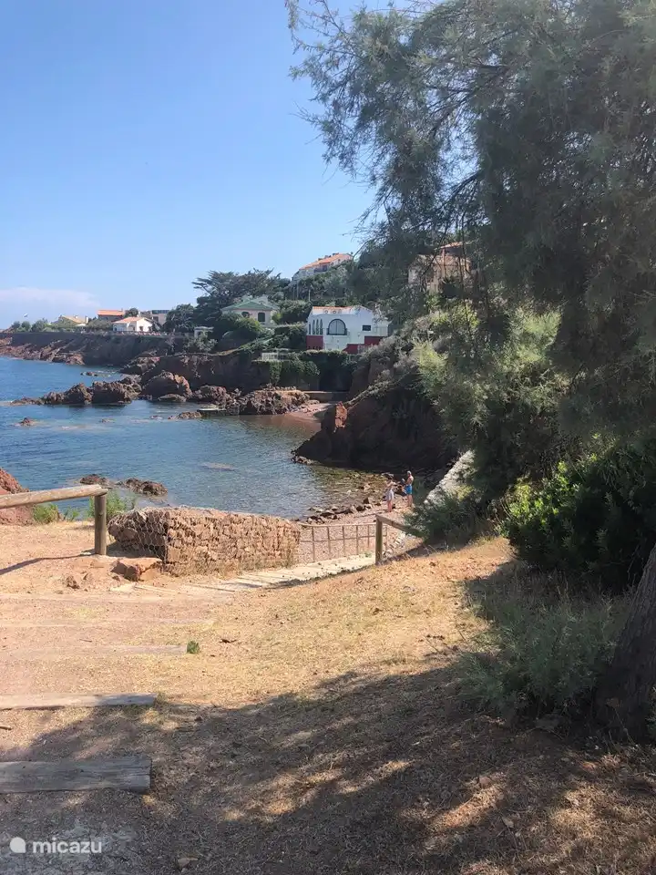 Pad naar het kiezelstrandje