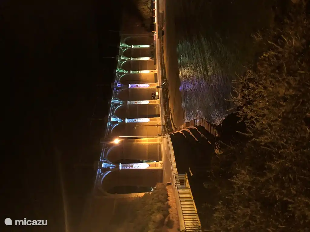 Het viaduct in de avond