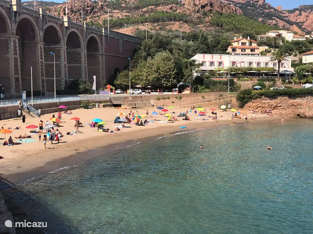 Zandstrand bij viaduct op zeer kleine afstand