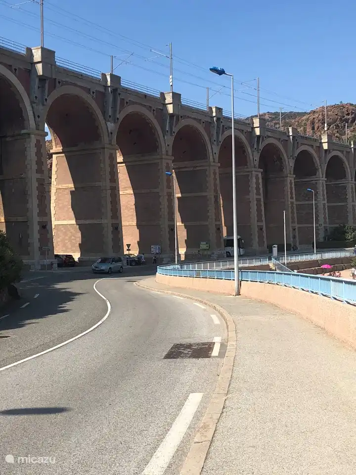 Voetpad naar zandstrand, hier vertrekt ook met grote regelmaat de bus richting St. Raphael