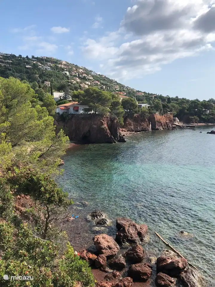 langs de route, le Corniche d'Or