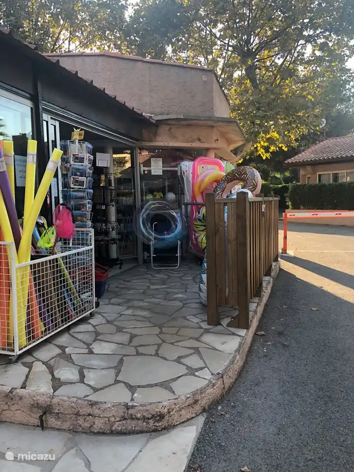 Winkeltje op camping onder viaduct