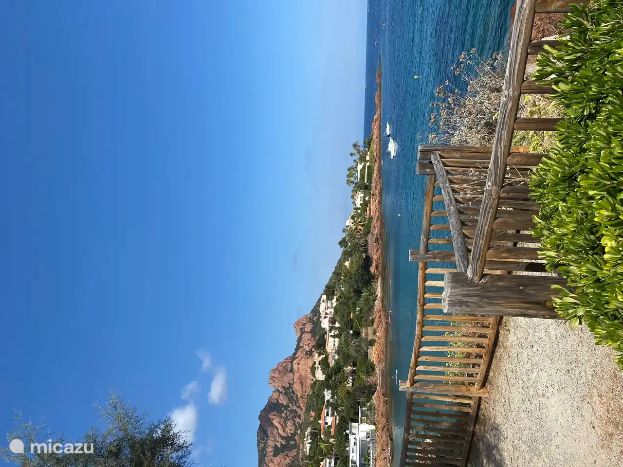 Uitkijkpunt naast de opgang van het kiezelstrandje