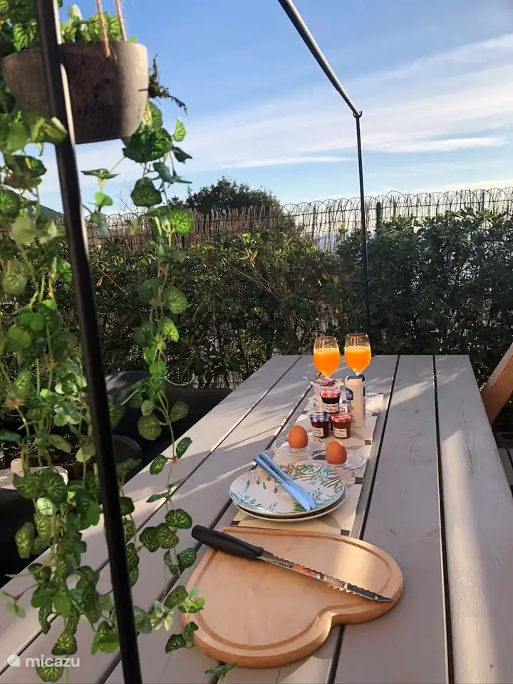 Ontbijtje in het tuintje (niet inbegrepen ;))