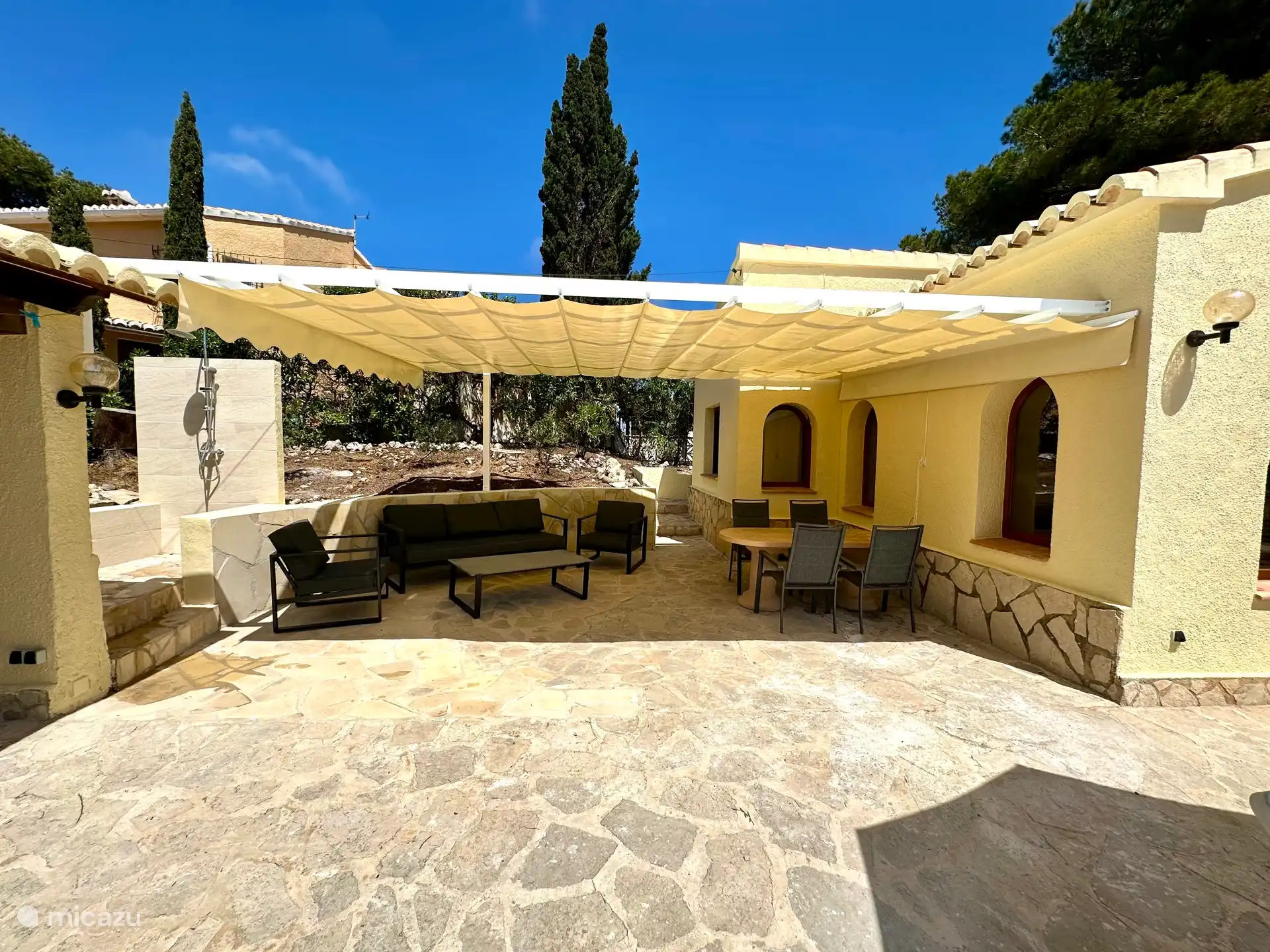 Gran toldo con salón, mesa extra de comedor y ducha exterior