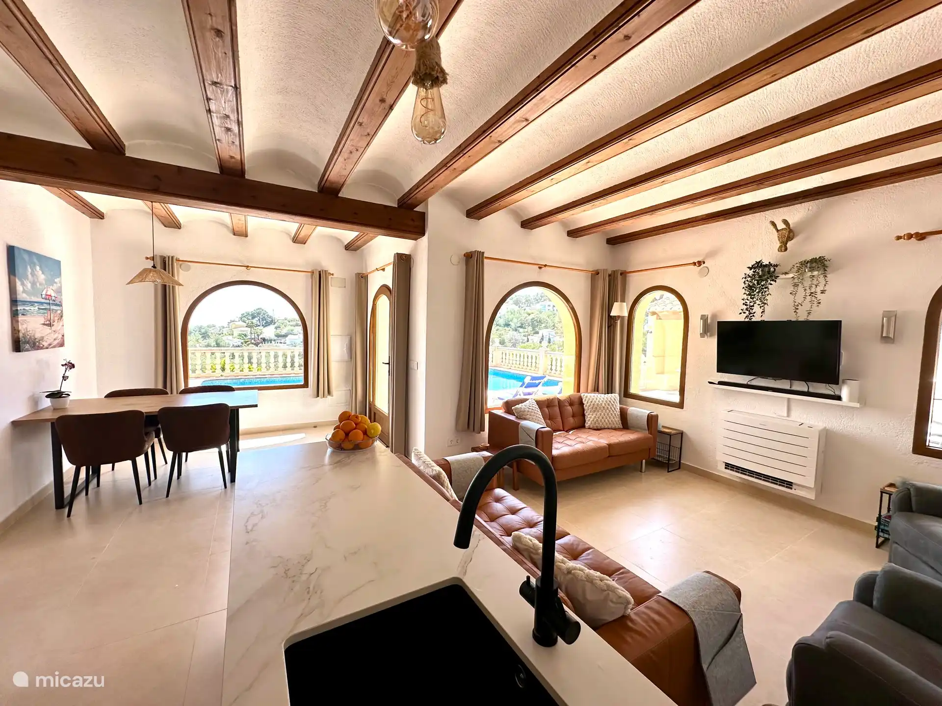 Vista general, comedor y zona de estar. Directamente en la terraza y la piscina. Ideal para cuidar a los niños.