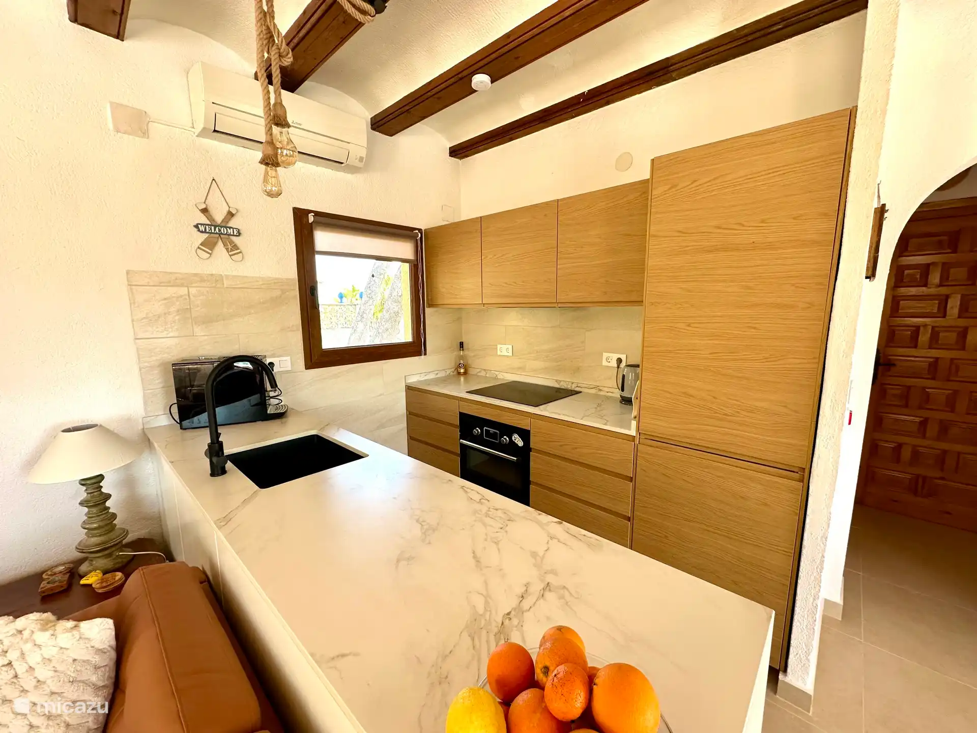 Cocina completamente nueva con:
- gran nevera-congeladora
- horno y microondas grandes
- Cocina de inducción
- lavavajillas
- encimera de piedra Dekton 
- Grifo de ósmosis con agua potable filtrada.