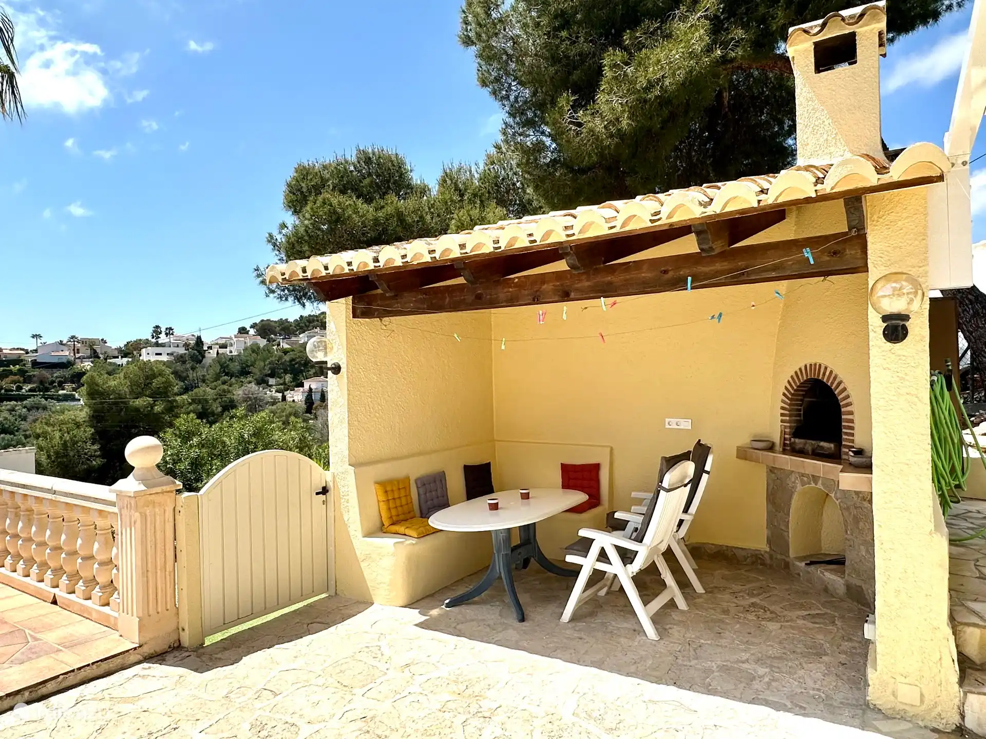 Preciosa casa de campo barbacoa para dar sombra extra.