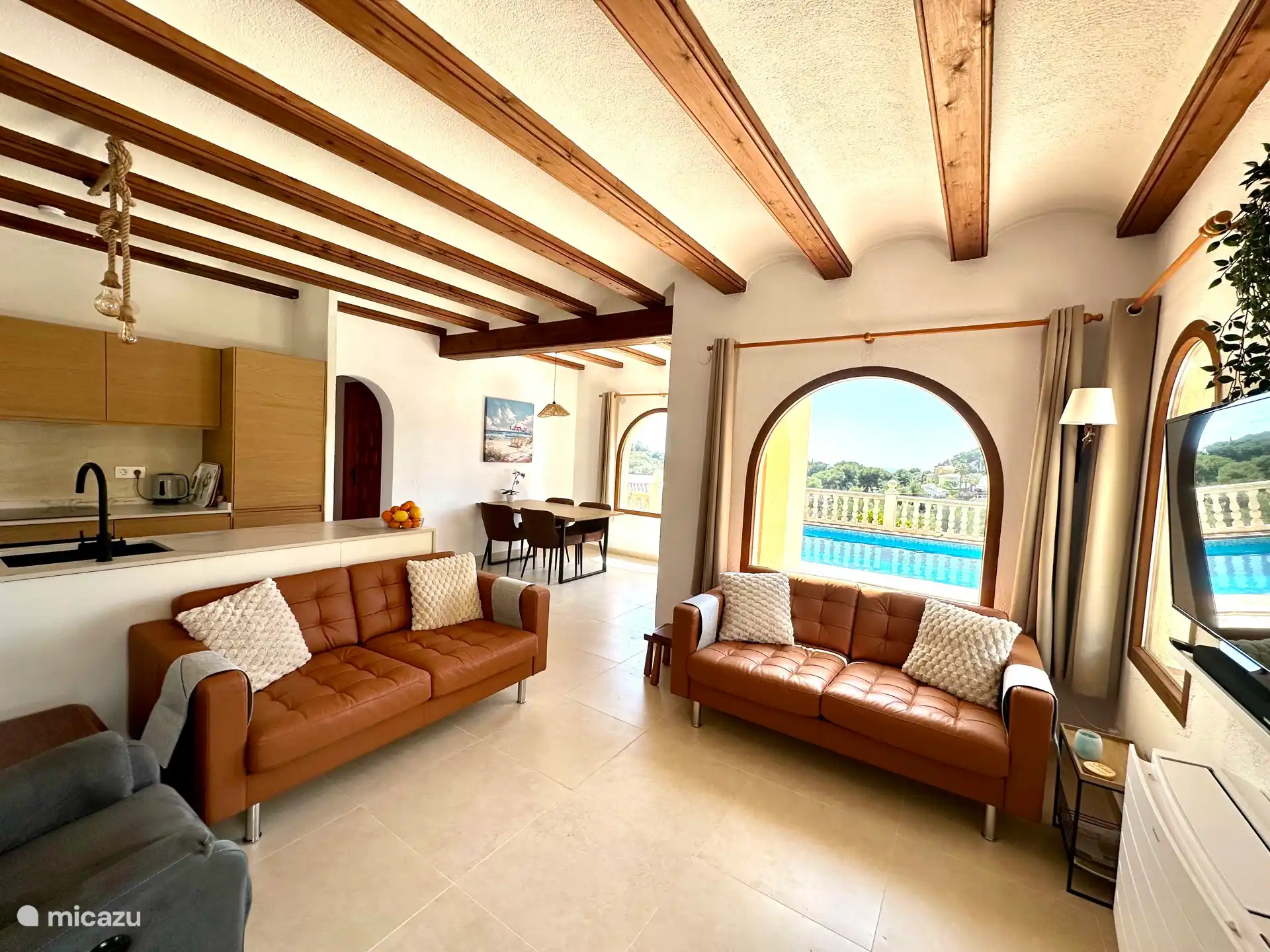 Zona de estar acogedora con:
- 2x sofá de cuero
- 2x sillas eléctricas de relajación 
- TV con todos los canales de NL
- Barra de sonido
- Vistas magníficas