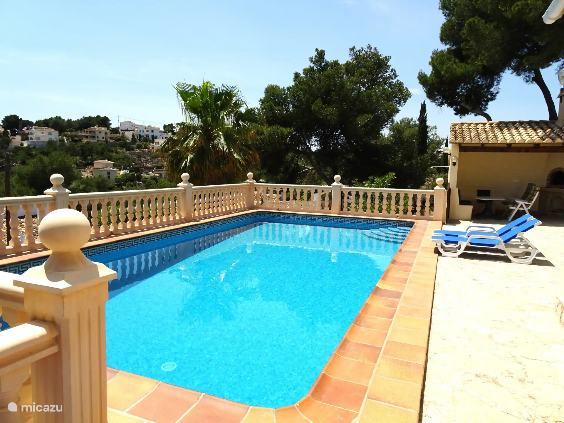 Vue dégagée et détente en été avec une belle brise marine à côté ou dans la piscine.